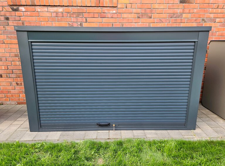 Fahrradbox mit geöffnetem Rollladen – Platz für Fahrräder